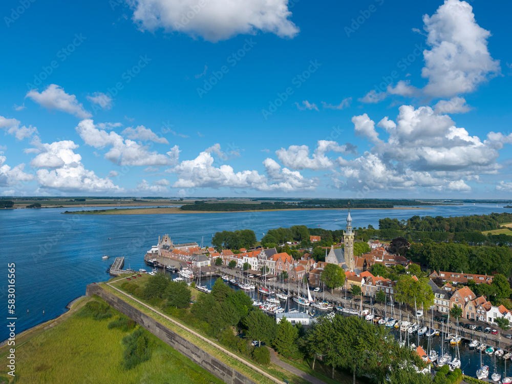 Luftaufnahme mit Blick auf Veere. Provinz Zeeland in den Niederlanden. Luftaufnahme mit Blick auf Veere. Provinz Zeeland in den Niederlanden.