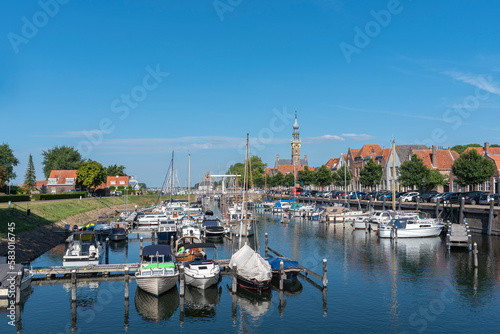Jachthafen von Veere mit dem historischen Rathaus im Hintergrund. Provinz Zeeland in den Niederlanden