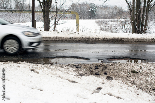 Dziurawa asfaltowa droga. photo