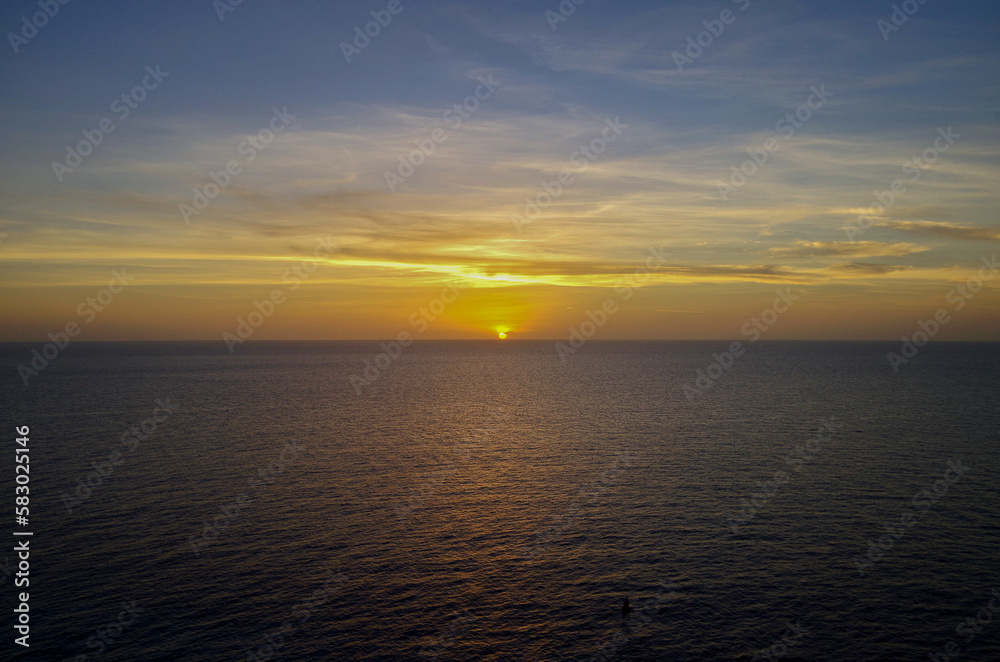 Fototapeta premium Traumreise Karibikkreuzfahrt mit Kreuzfahrtschiff und einsamem Strand mit Palmen auf Insel - Dream holiday vacation Caribbean luxury cruise on cruiseship cruise ship liner to tropical Paradise