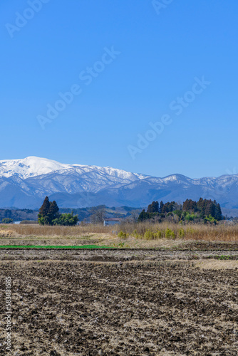 春を待つ蔵王と宮城の田園地帯 