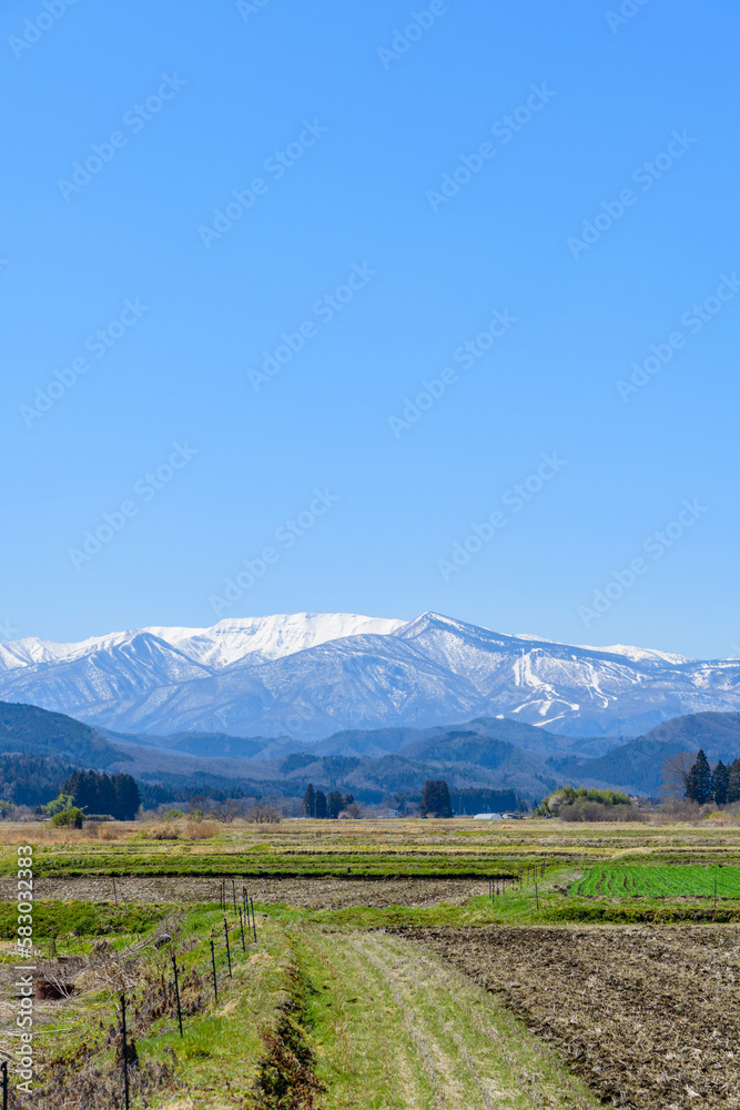 Naklejka premium 春を待つ蔵王と宮城の田園地帯 