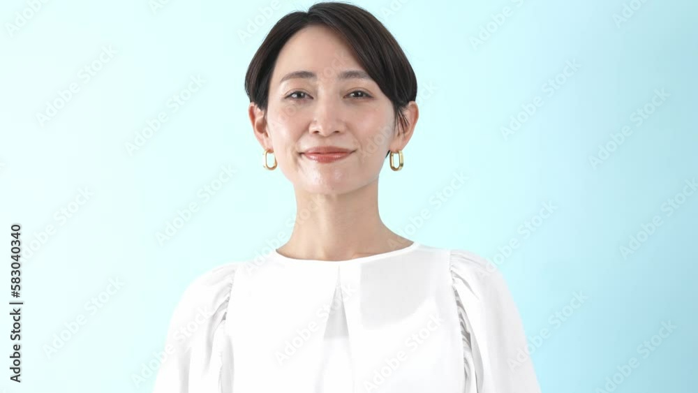 胸に手を当てる日本人女性 胸に手を当てる日本人女性