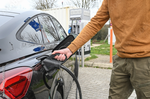 auto voiture electrique caravane vacances station borne recharge batterie autonomie