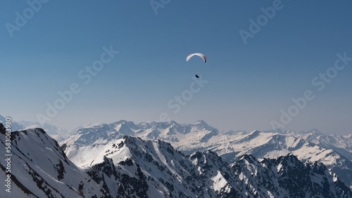 Ein Gleitschirmflieger über den Allgäuer Alpen (Deutschland)
