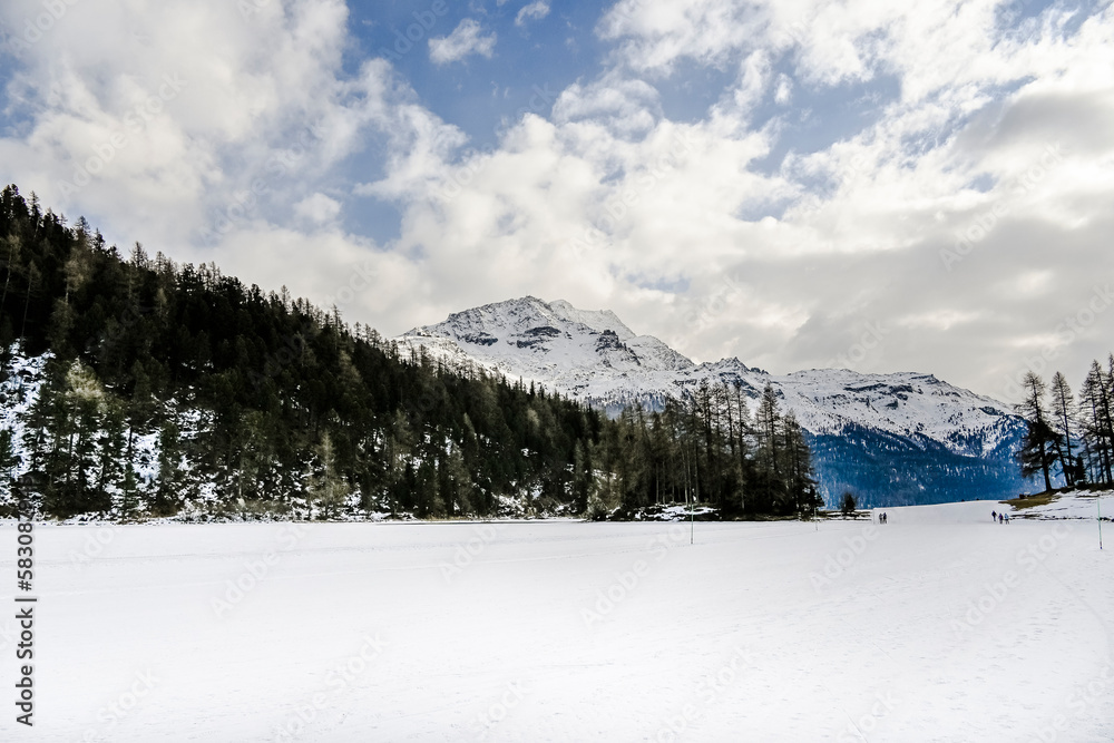 Fototapeta premium Silvaplana, Champfèr, Lej da Champfèr, See, Corvatsch, Engadin, Oberengadin, Silvaplanersee, Alpen, Piz da la Margna, Winter, Wintersport, Langlauf, Winterspaziergang, Graubünden, Schweiz 