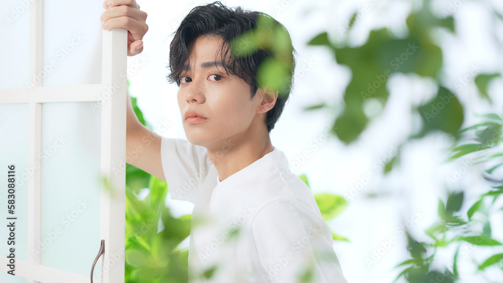 植物に囲まれた男性のスキンケアイメージ 美容 メンズコスメ 植物に囲まれた男性のスキンケアイメージ 美容 メンズコスメ