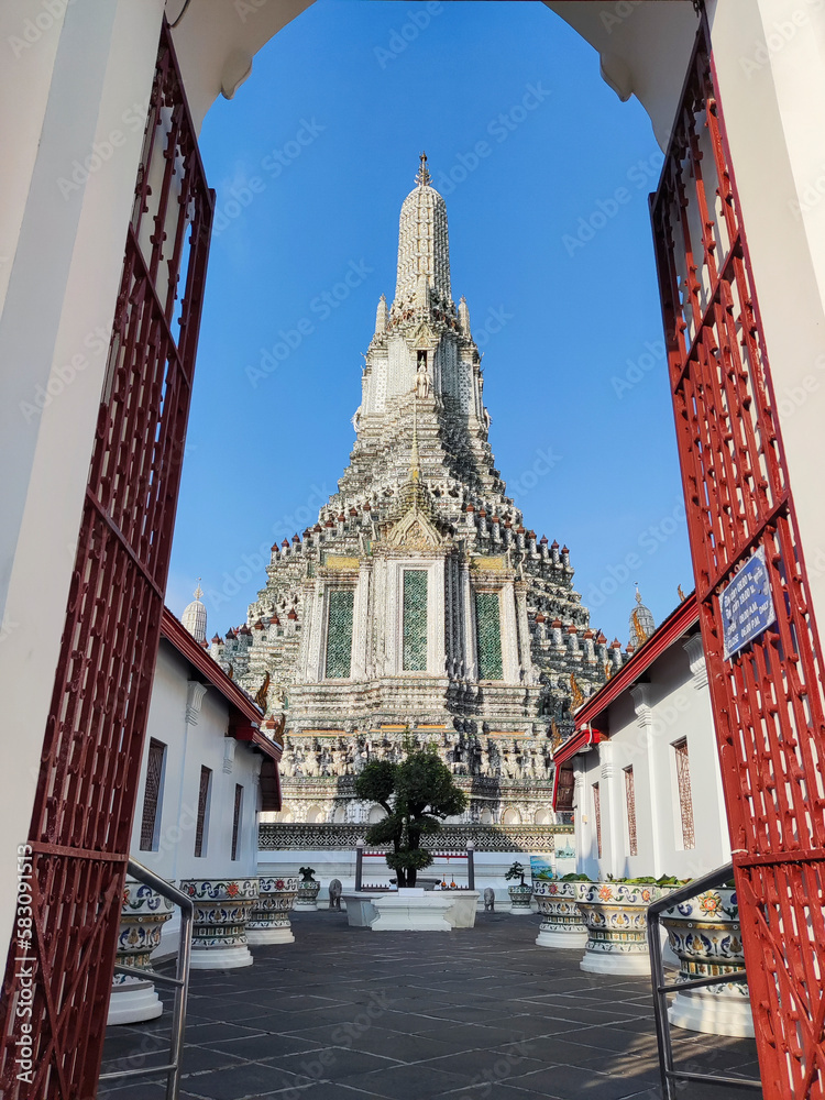 Fototapeta premium Impressive architectural details of Wat Arun (The Temple of Dawn) in Bangkok