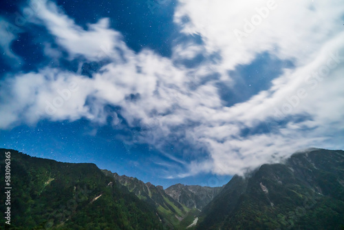 夜の上高地　雲の切れ間から見える星空と穂高連峰【長野県・松本市】　 Night sky of Kamikōchi - Mt.Hotaka, Nagano, Japan © Naokita
