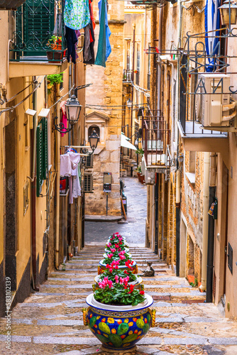 Fototapeta Naklejka Na Ścianę i Meble -  Cefalu, Sicily, Italy Alleyways