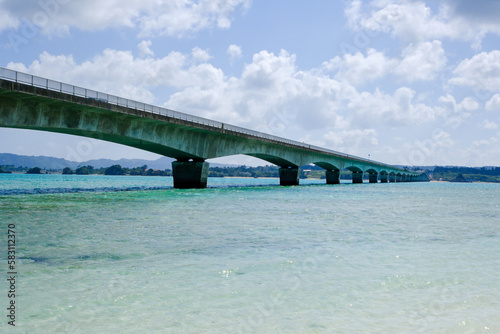 沖縄県 古宇利大橋と青い海