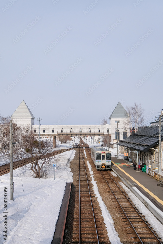Fototapeta premium 北海道の美瑛駅と列車