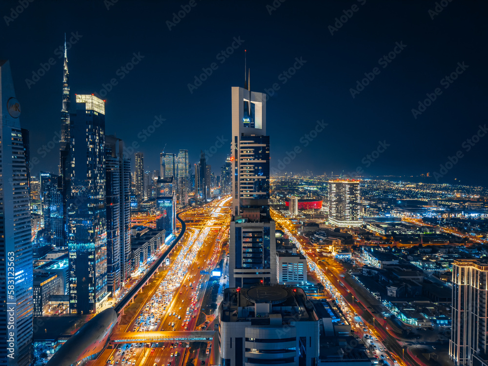 Obraz premium View of Sheikh Zayed Road at sunset in Dubai Downtown Financial center, UAE