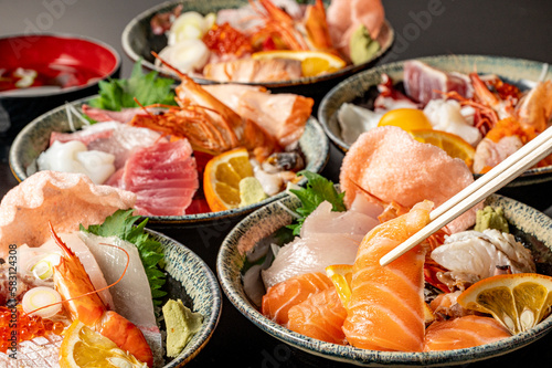 新鮮なネタがのった海鮮丼 photo