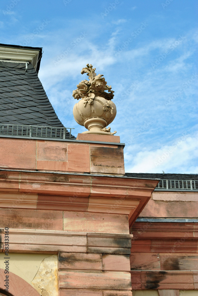 Obraz premium Decorative Carved Stone Urn on Old Stone Building seen against Blue Sky
