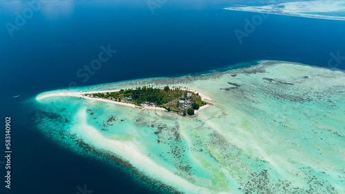 Photographie Tropical island Sibuan with sandy beach and coral reef