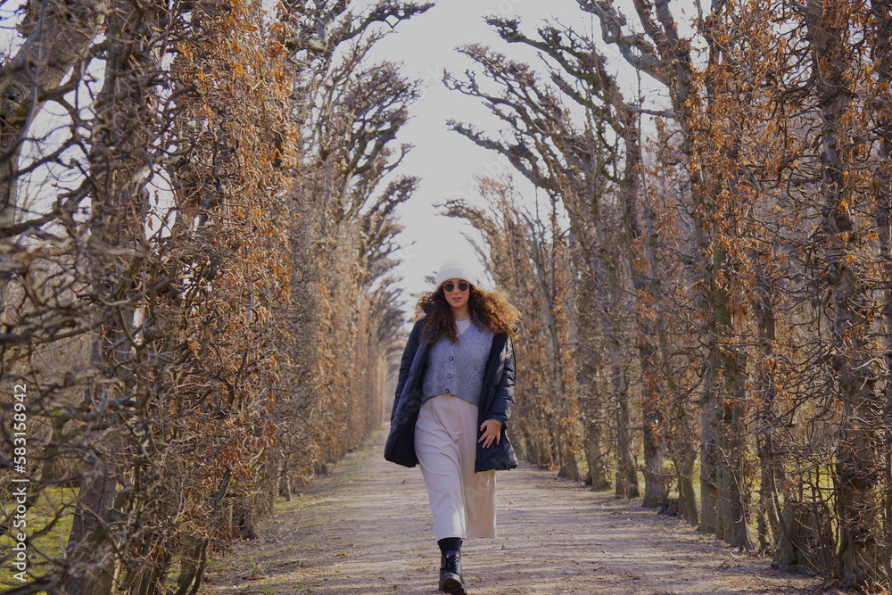 Chica paseando en otoño por los jardines del palacio de verano de los Augsburgo. Chica paseando en otoño por los jardines del palacio de verano de los Augsburgo.