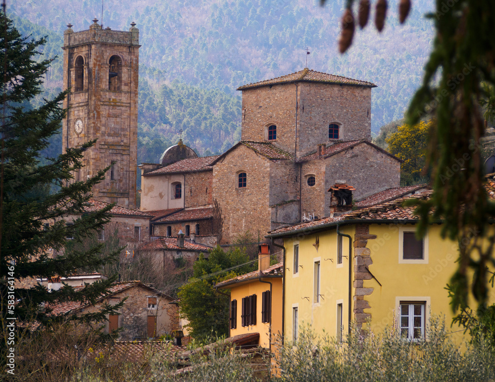 Italia, Toscana, Lucca, il paese di Pieve di Compito, veduta del pese e la chiesa di  Sant'Andrea.