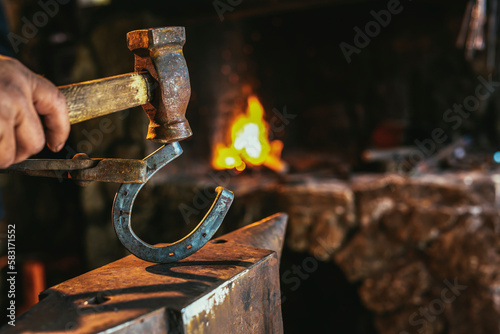 Cuadro en lienzo Dark smithy with blacksmith tools, horseshoe