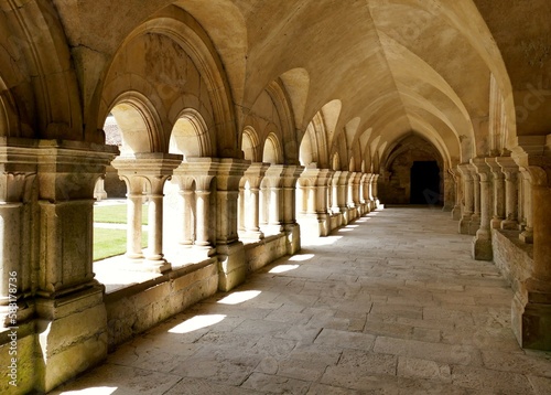 La galerie du cloitre de l’abbaye de Fontenay 