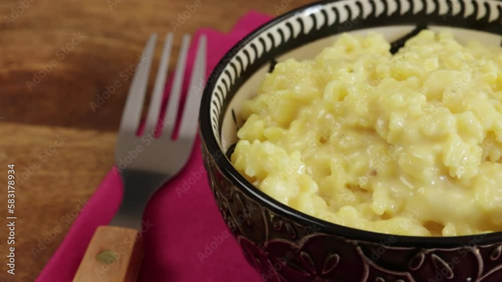 risotto au safran dans un plat en gros plan	