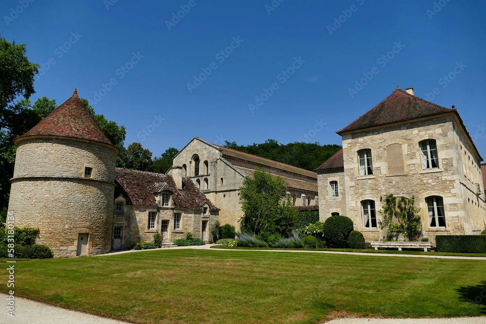 Le pigeonnier, le chenil, l’église abbatiale et le logis des abbés de l’abbaye de Fontenay