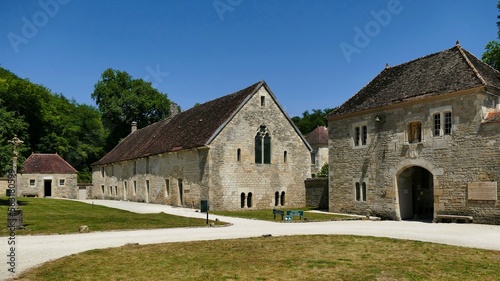 Le bâtiment d’entrée, La chapelle des étrangers et l’ancienne boulangerie de l’abbaye de Fontenay