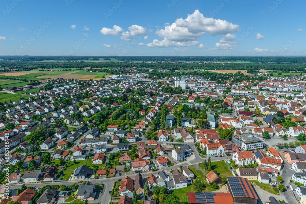 Blick über die südlichen Stadtteile von Illertissen ins schwäbische Illertal