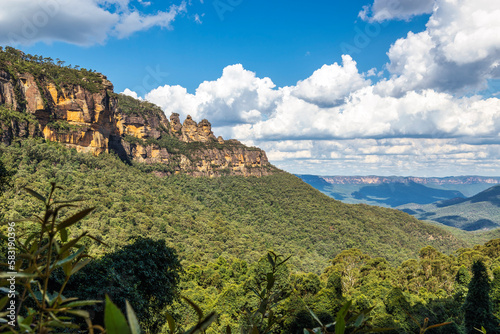 The Three Sisters of Sydney s Blue Mountains