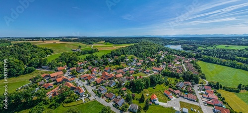 Panorama-Blick über die Ortschaft Mundraching in der oberbayerischen Region Lechrain