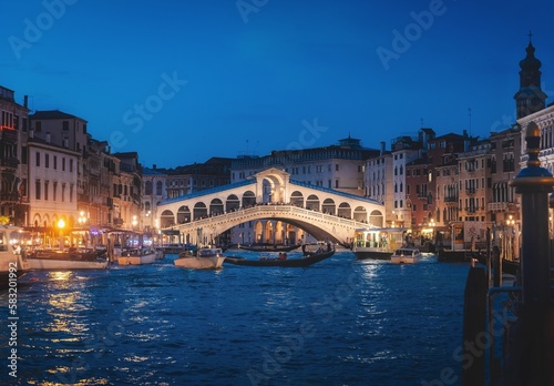 Evening view of the Rialto bridge in Venice, Italy © Nicolai Duda/Wirestock Creators