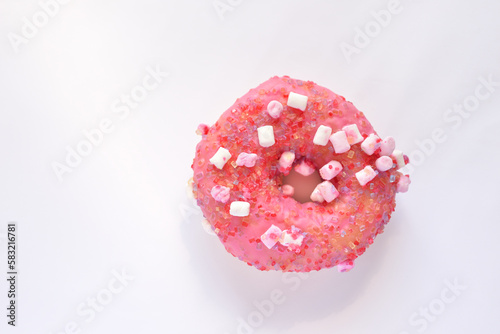 Fototapeta Naklejka Na Ścianę i Meble -  Pink donut with sprinkles isolated on white background