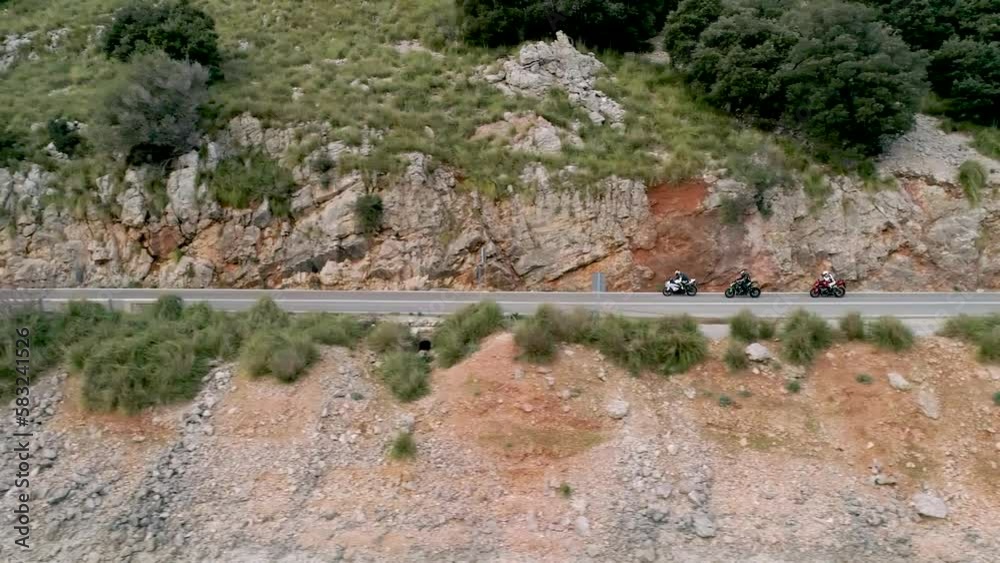 Motos circulando por una carretera de montaña (Serra de Tramuntana - Mallorca) Motos circulando por una carretera de montaña (Serra de Tramuntana - Mallorca)