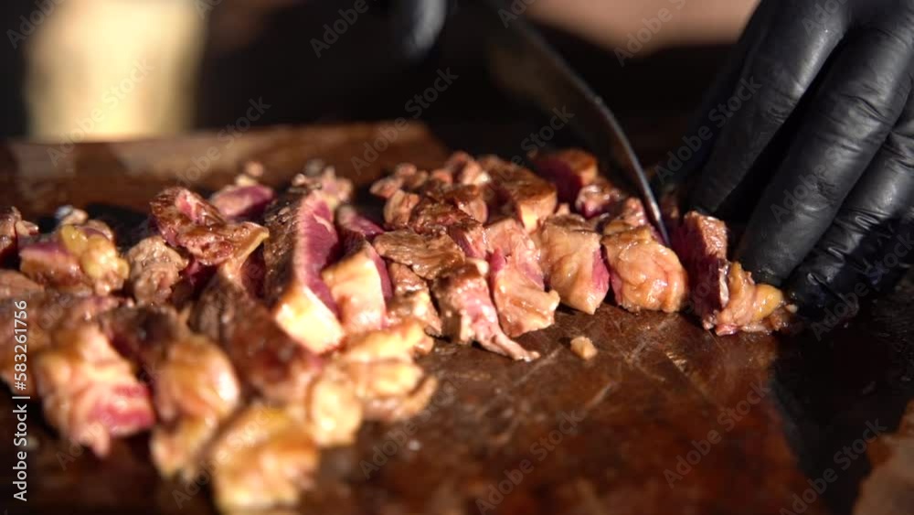 Cortando y fileteando carne (Slow Motion)