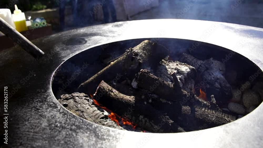 Avivando el fuego antes de preparar la comida (Slow Motion)