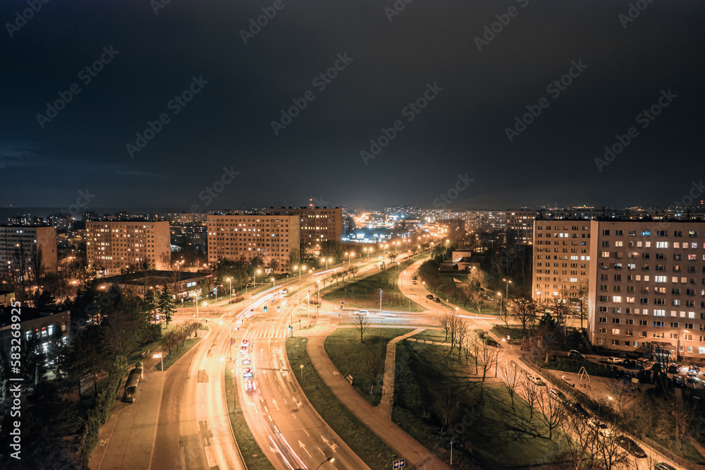 Miasto nocą, rondo w mieście przemysłowym Jastrzębie Zdrój na Śląsku w Polsce, panorama z lotu ptaka