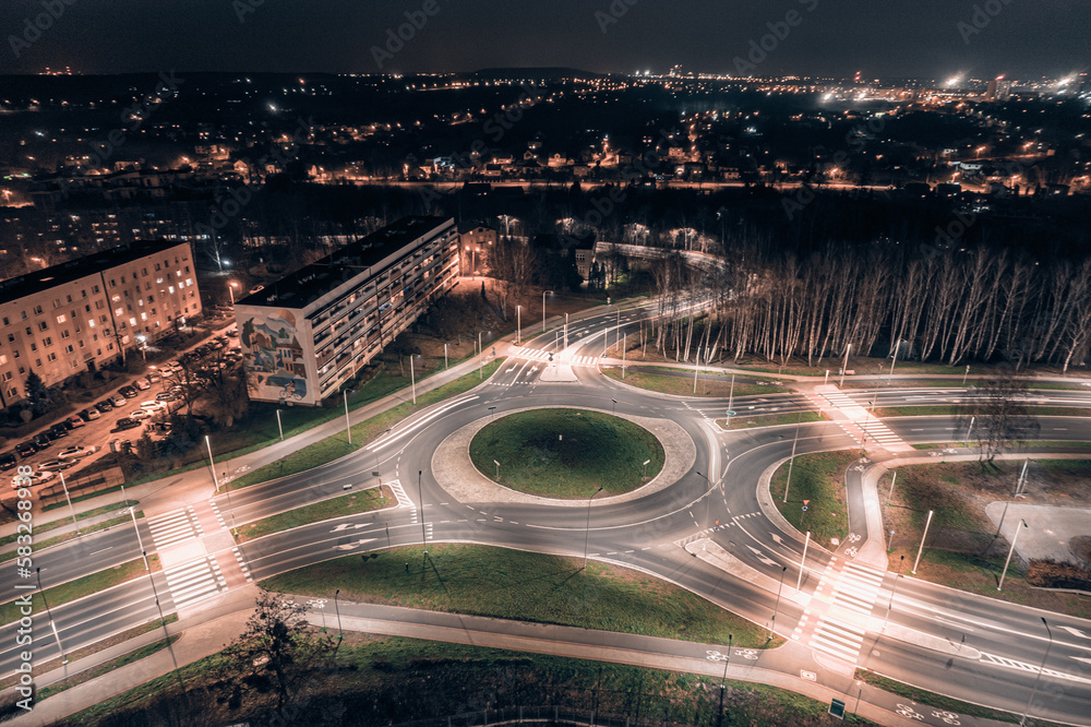 Miasto nocą, rondo w mieście przemysłowym Jastrzębie Zdrój na Śląsku w Polsce, panorama z lotu ptaka