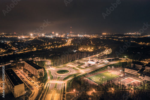 Miasto nocą, rondo w mieście przemysłowym Jastrzębie Zdrój na Śląsku w Polsce, panorama z lotu ptaka