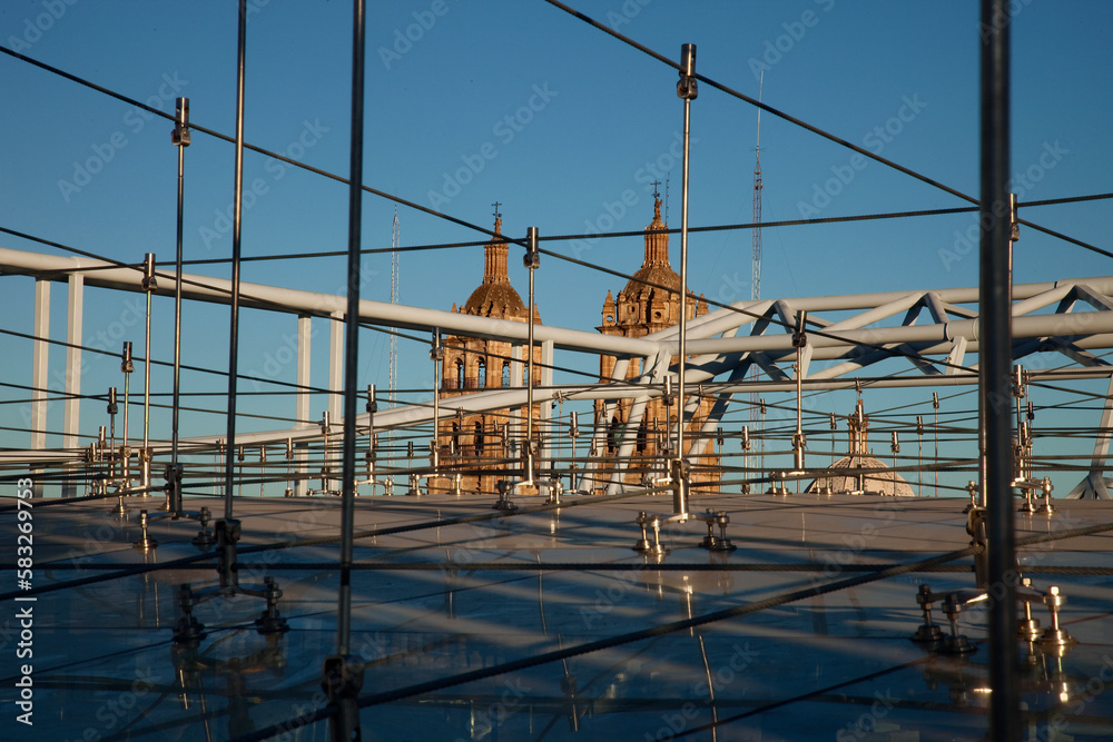 Vista  de 3 cúpulas de iglesia desde un techo de cristal con estructuras, anclajes y herrajes de metal .