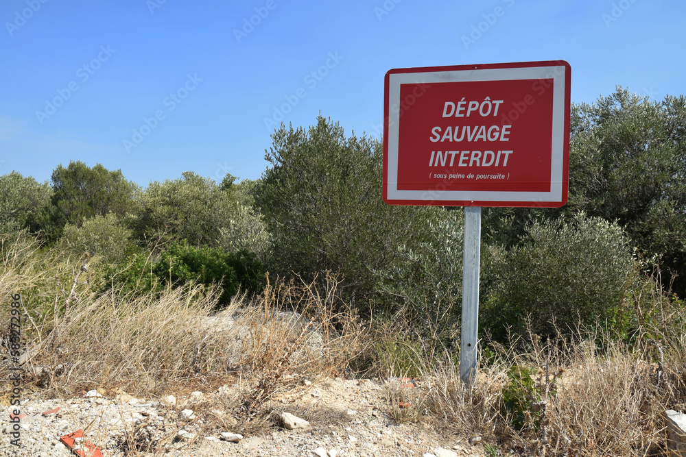 panneau-de-signalisation-d-p-t-sauvage-interdit-stock-photo-adobe