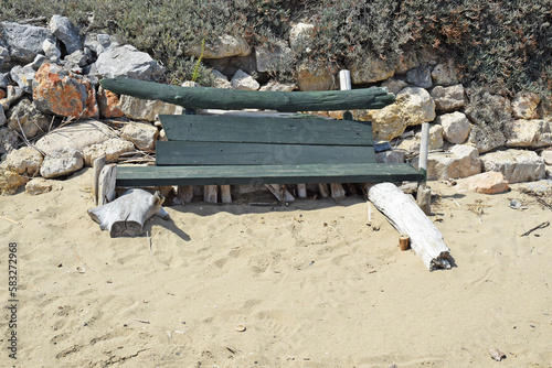 Banc improvisé avec du bois flotté sur la plage. photo