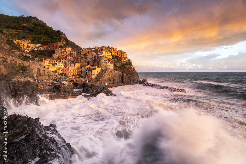 Mareggiata al tramonto sul borgo di Manarola, Cinque Terre, patrimonio Unesco, provincia di La Spezia, Cinque Terre, Liguria, Italia, Europa Mareggiata al tramonto sul borgo di Manarola, Cinque Terre, patrimonio Unesco, provincia di La Spezia, Cinque Terre, Liguria, Italia, Europa