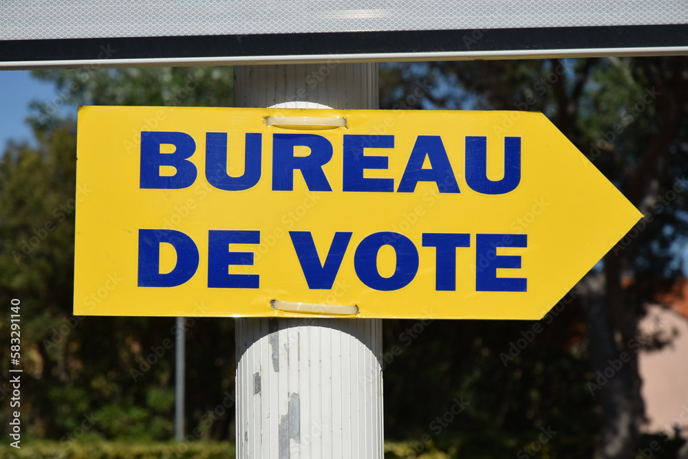 Panneau montrant la direction d'un bureau de vote. Panneau montrant la direction d'un bureau de vote.