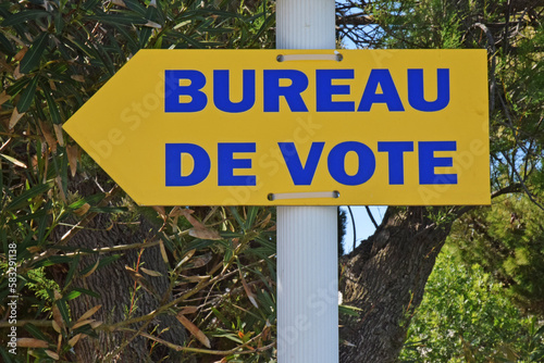 Panneau montrant la direction d'un bureau de vote.