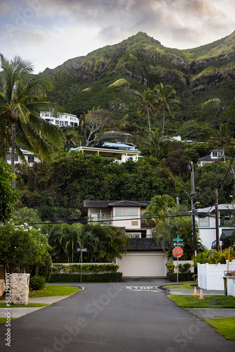 Fototapeta Naklejka Na Ścianę i Meble -  Lanikai cityscape small street in hawaii with road and houses and green mountain 