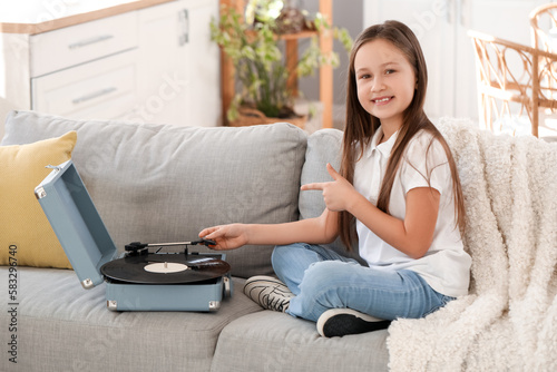 Little girl pointing at rec...