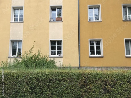 Hauswand mit Fenster