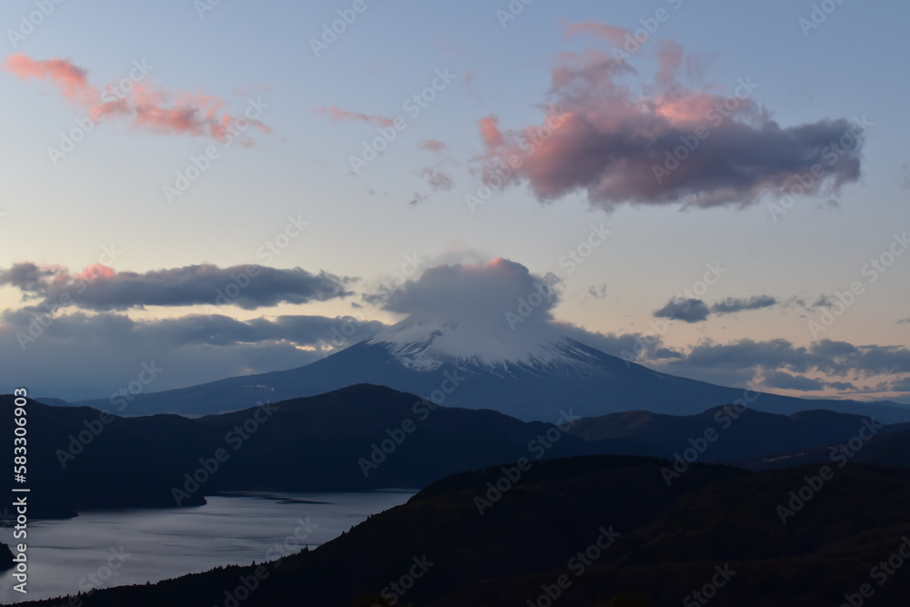 雪化粧の富士山夕焼けのピンク色の雲
