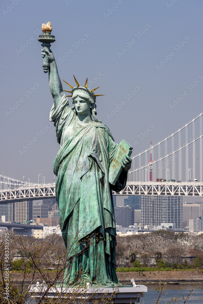 Fototapeta premium 銅像と都会の海に架かるブリッジ