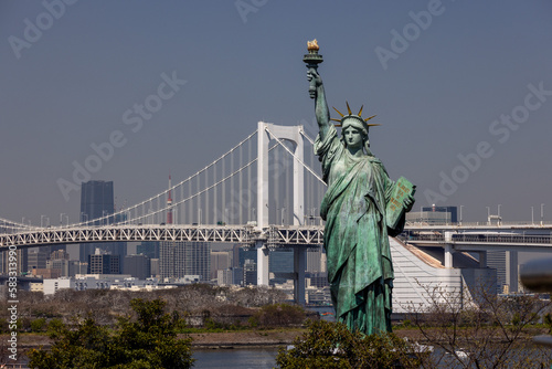 銅像と都会の海に架かるブリッジ © Okkey
